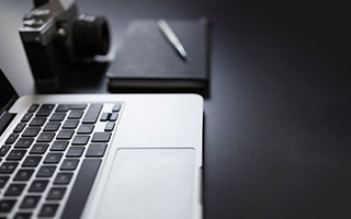 b体育app-马刺后场双枪组合初见锋芒，马刺双雄