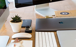 b体育app-马刺后场双枪组合初见锋芒，马刺双雄