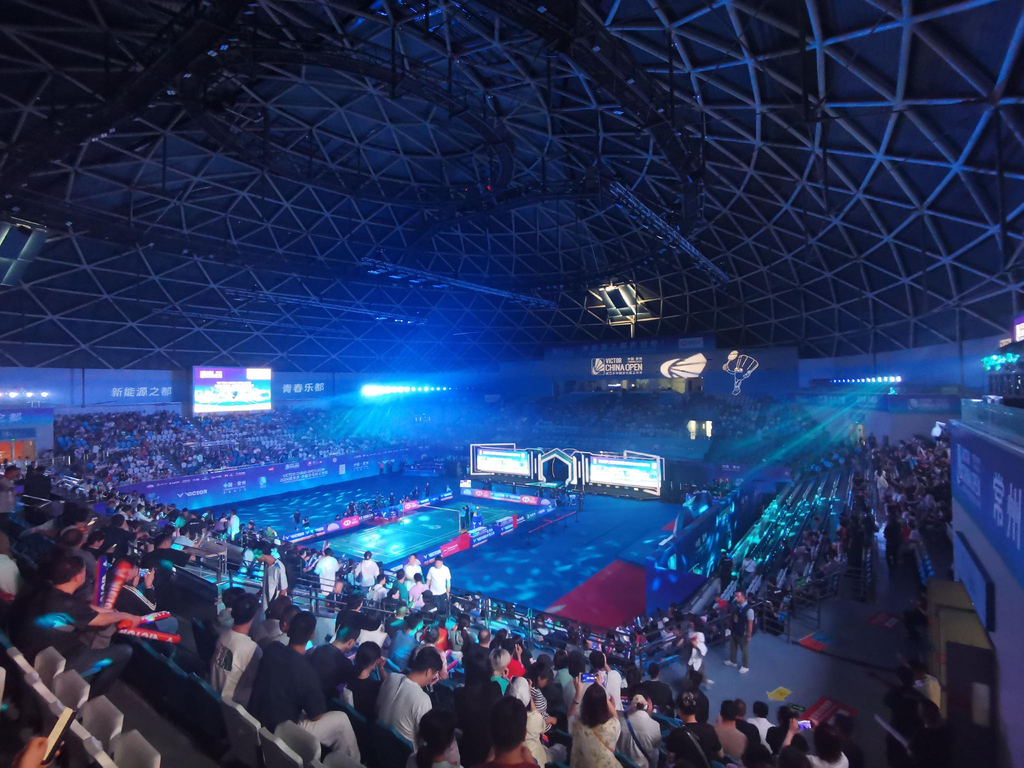 现场氛围火爆：观众热情支持喜爱球员的简单介绍