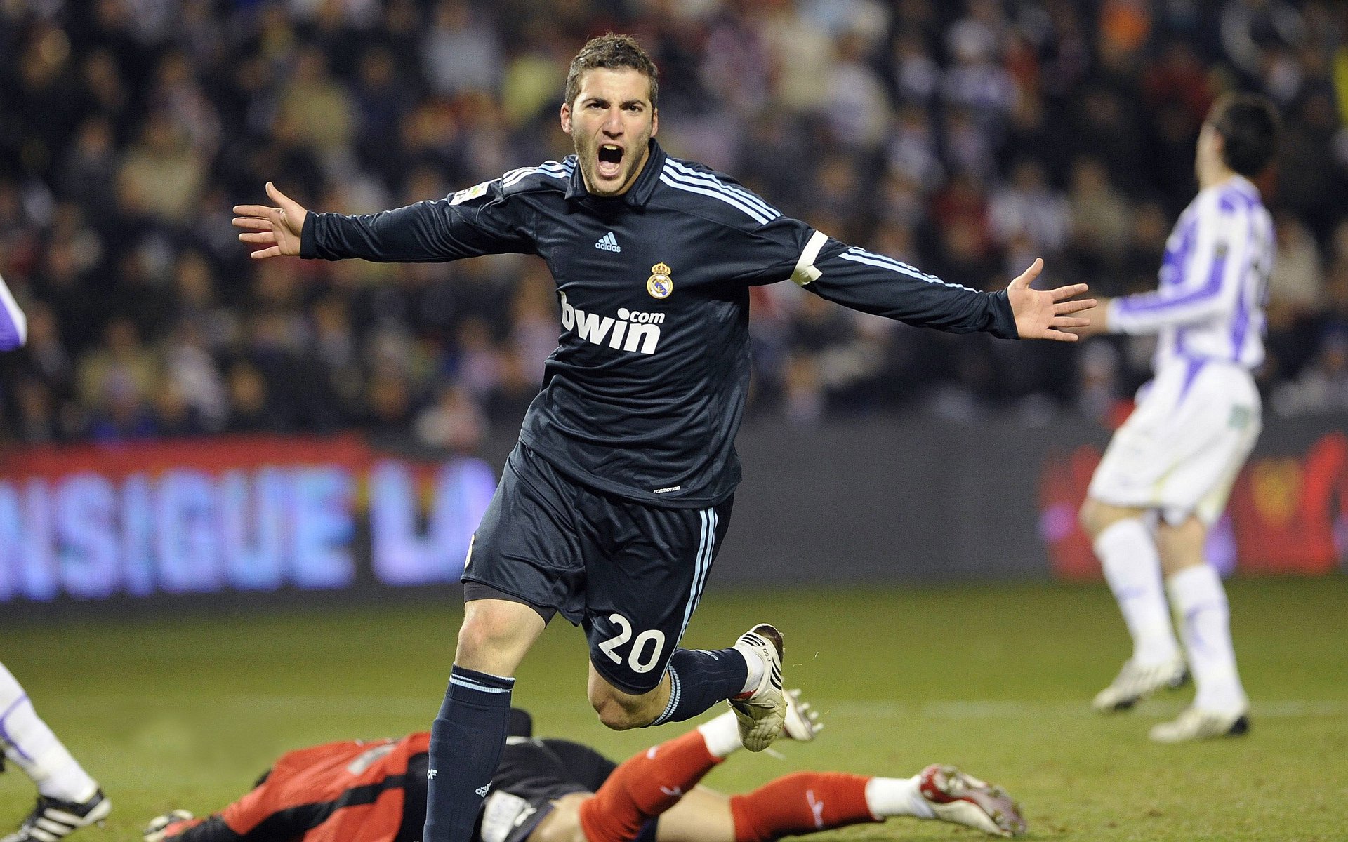 五大联赛争四大战是否比争冠更为激烈，五大联赛还是四大联赛