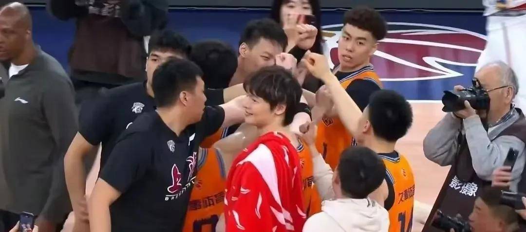 关于B体育官网：WCBA联赛的裁判队伍建设：如何提升裁判的专业水平和公正性？的信息