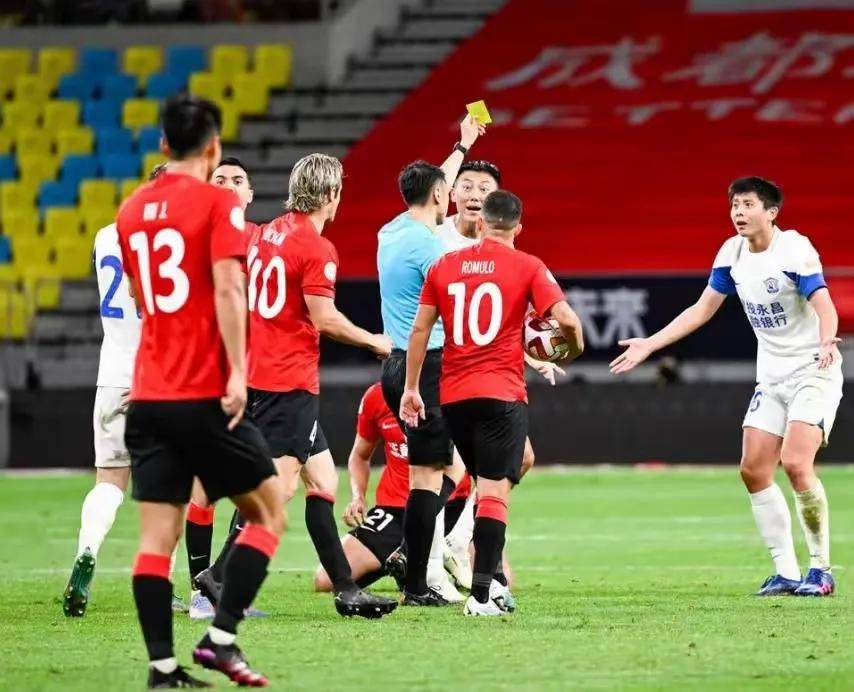 B体育APP:归化球员洛国富“激情四射”，球迷：除了“激情”，还有啥？的简单介绍