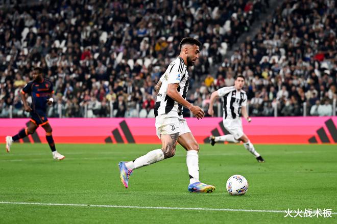 包含b体育下载:意甲的经典战术：平行三角形的应用的词条