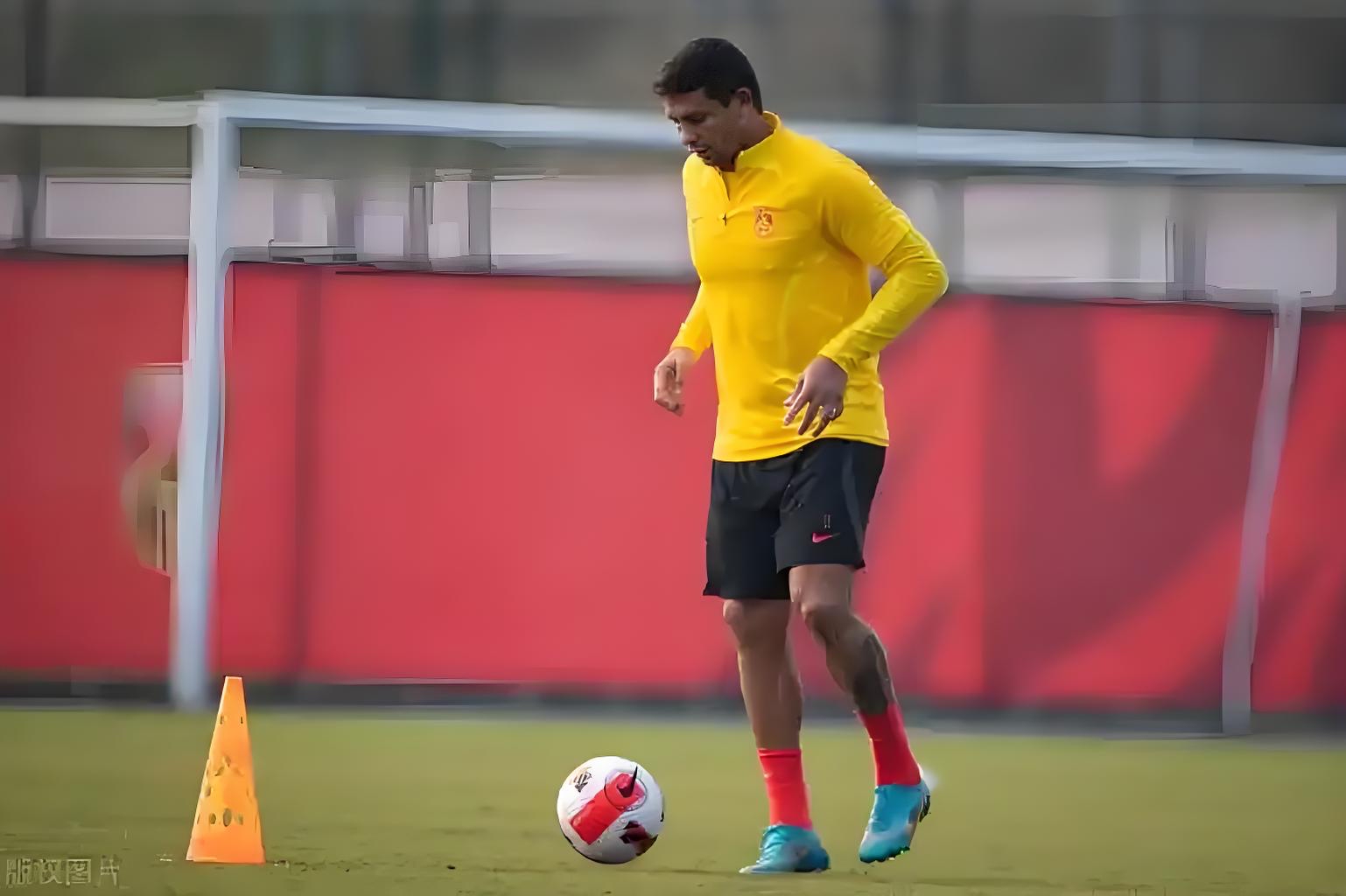 包含B体育APP:归化球员艾克森：表达对中国足球的热爱，希望继续为国效力的词条