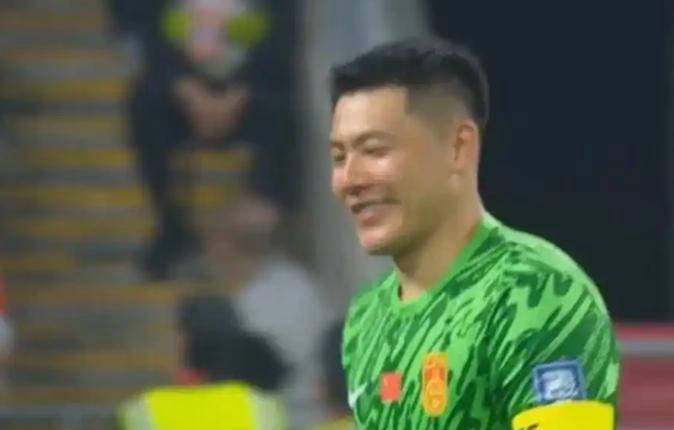 关于B体育APP:年轻门将韩佳奇“临危受命”，球迷：希望他能顶住压力，守好国门！的信息