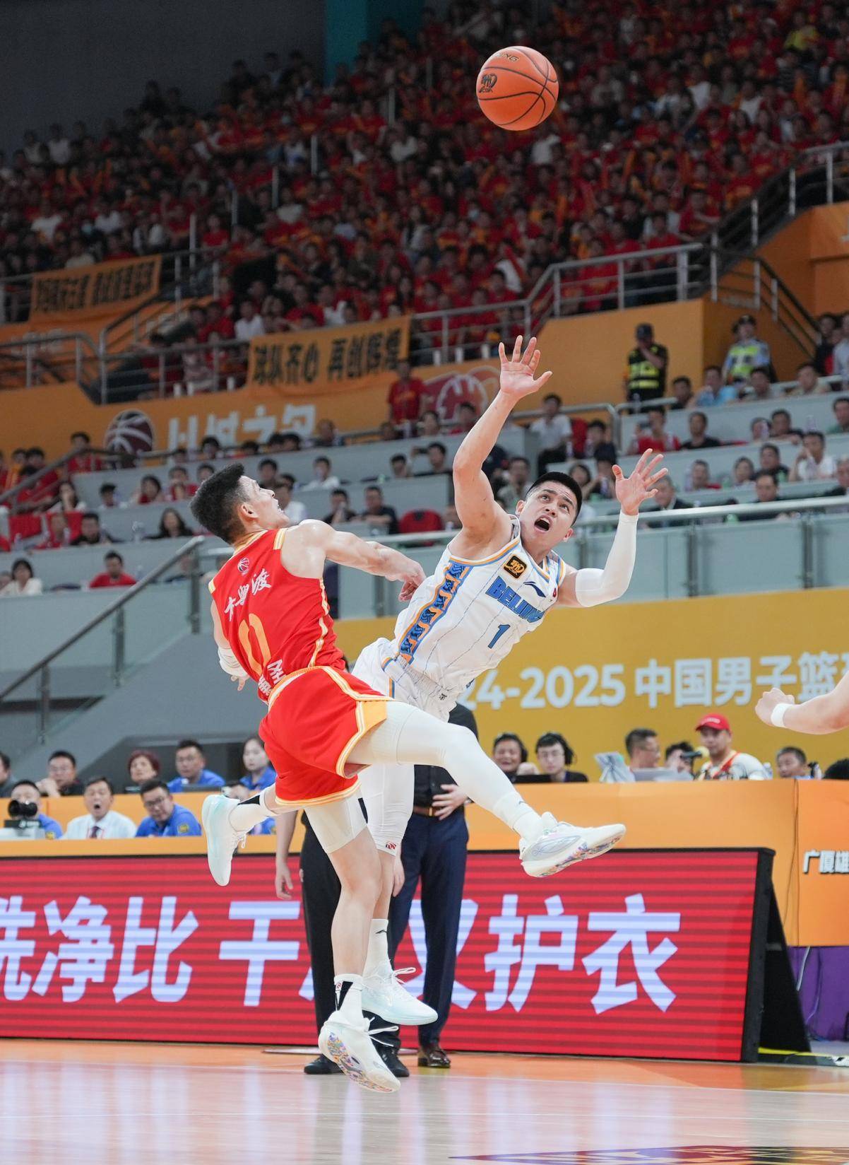 B体育官网：CBA总决赛悬念：伤病、战术调整与临场发挥的简单介绍